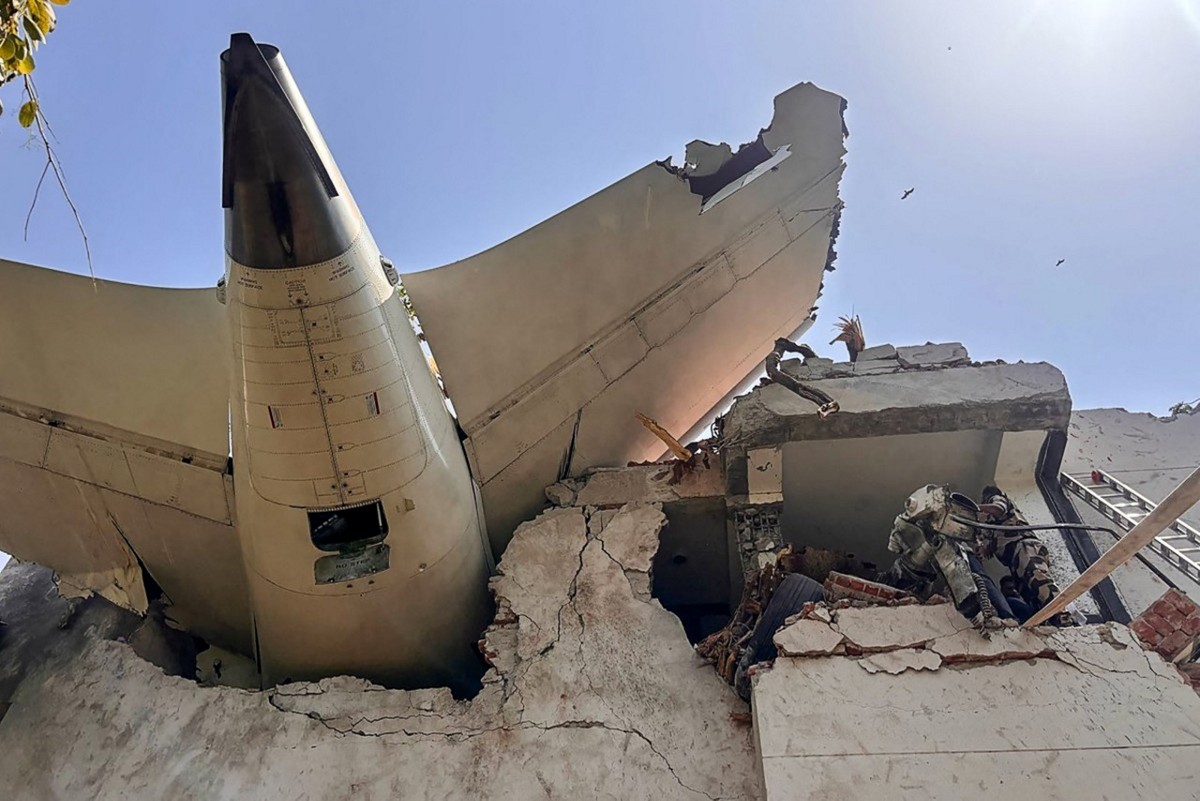 Acidente aéreo Por HANDOUT/CENTRAL INDUSTRIAL SECURITY FORCE (CISF)/AFP
