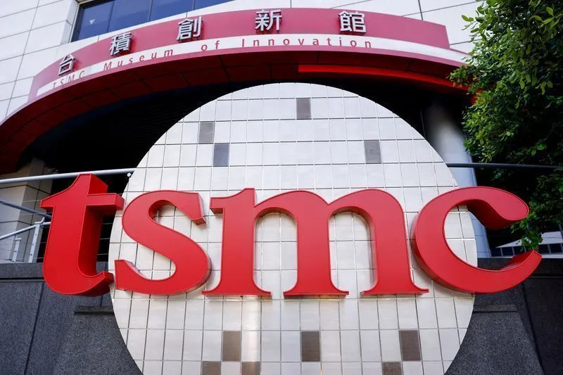 Google encomenda 3 milhões de chips TPU da Intel para 2028, buscando alternativas diante da incapacidade da TSMC em atender à crescente demanda por IA.
