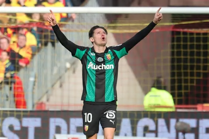 O Lens devolveu a emoção à luta pelo título do Campeonato Francês ao vencer o lanterna Metz por 3 a 0 neste domingo (8), pela ...