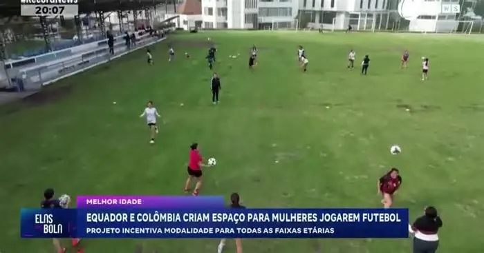 Cada vez mais, o espaço para mulheres jogarem futebol vem crescendo no mundo todo. Na Colômbia e no Equador, vários clubes ...