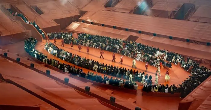 Naquele dia, o público precisou cobrir o gramado com jornais para a partida continuar, e todos se protegeram com capas e ...