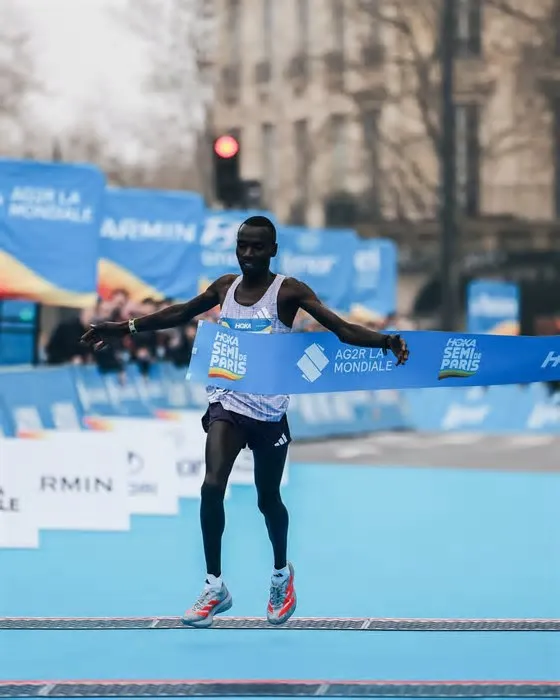 O queniano Kennedy Kimutai, de 26 anos, foi o primeiro atleta a vencer a Meia Maratona de Paris, capital da França, por duas vezes consecutivas.