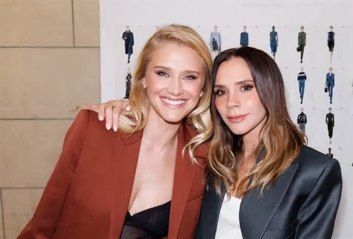 A loira esteve com a também modelo Bruna Boechat no fashion show da estilista na Semana de Moda de Paris; assista aos vídeos ...