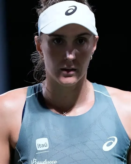 Tenista brasileira perde partida para tcheca Linda Fruhvirtová e se despede de competição realizada nos Estados Unidos ...