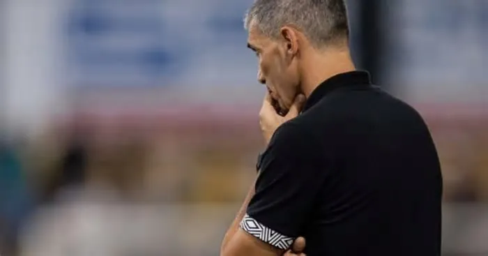 Treinador segue com o cargo ameaçado e diretoria cobra melhora significativa do time em sequência na Vila Belmiro ...