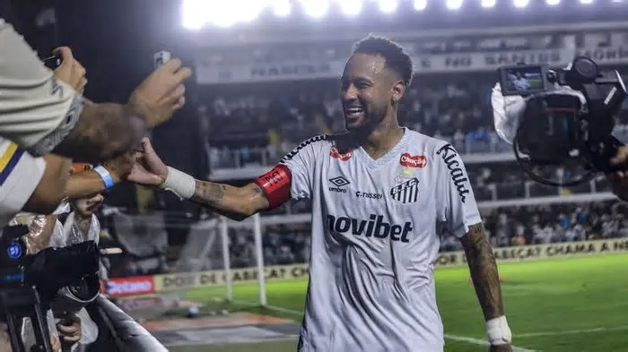 Mingorance recorreu às redes sociais para desmentir as notícias de um jornal brasileiro, confirmando que trabalhou com o ...