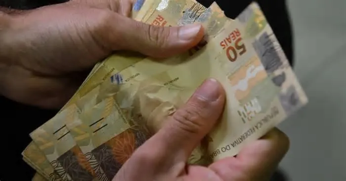 Projeção técnica das datas de liberação dos lotes da Receita Federal baseada na legislação vigente e análise dos grupos ...