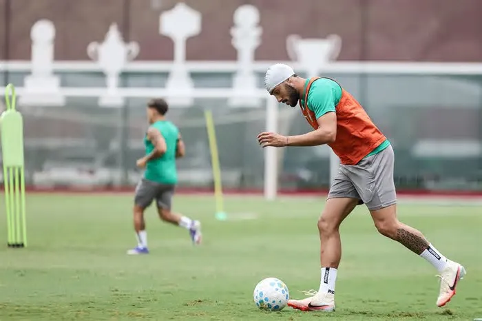 O Fluminense de 2026 enfrenta dificuldades notáveis em defender jogadas aéreas, com 9 dos 13 gols sofridos nesta temporada ...