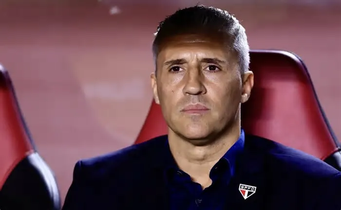 Em uma decisão surpreendente, o São Paulo decidiu na tarde desta segunda-feira (9) pela demissão do técnico Hernán Crespo, ...
