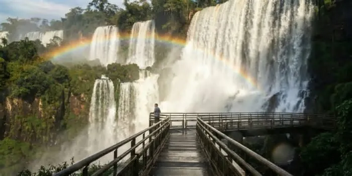 O rio Iguaçu corre manso por quase 1.300 km até despencar em 275 quedas de água no extremo oeste do Paraná. Do outro lado da ...