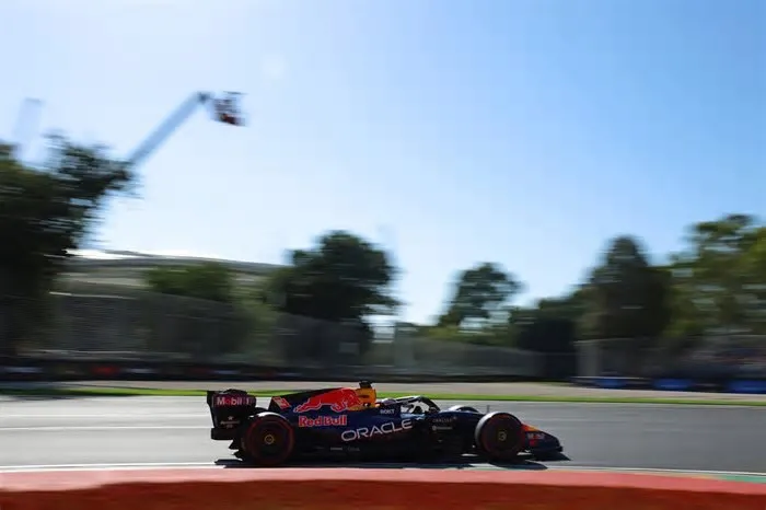 Piloto passou pela brita na curva 10 em alta velocidade ...