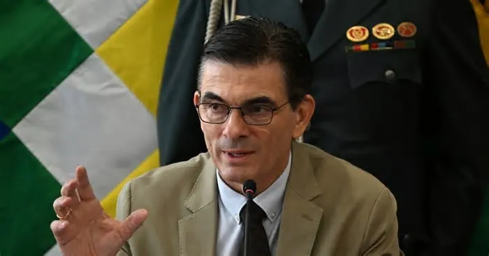 Más de 30.000 candidatos cerraron sus actos de campaña en unos comicios complejos a celebrarse este domingo sin claras ...