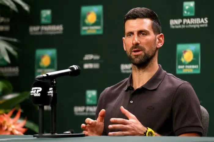 Novak Djokovic não desarma e continua a encontrar formas de ganhar encontrar ao mais alto nível. E os recordes andam sempre ...