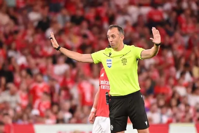 A saída tardia da equipa de arbitragem do clássico Benfica-FC Porto não esteve relacionada com a reunião entre João Pinheiro ...