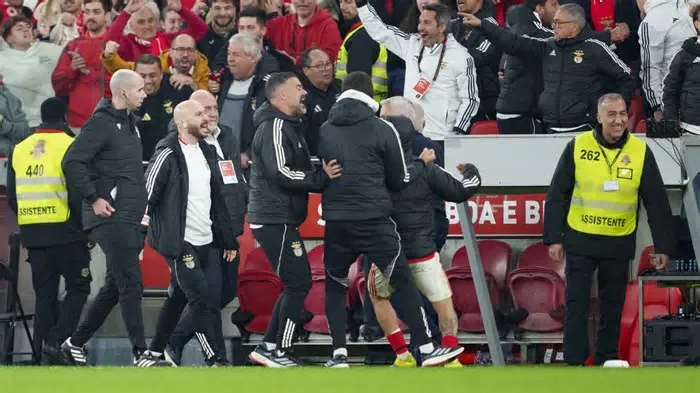 Imprensa estrangeira faz eco da expulsão de José Mourinho, no Clássico entre Benfica e FC Porto, assim como da 'troca de ...