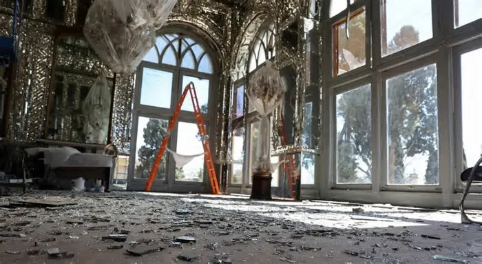 O palácio de Golestan, em Teerão, muitas vezes comparado a Versalhes, uma mesquita histórica e um palácio em Isfahan são ...