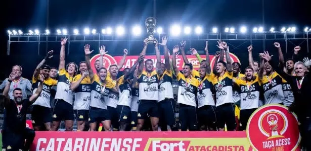 O Criciúma conseguiu bater o Camboriú nos pênaltis e conquistou a Taça Acesc no sábado (7). Com o título da competição, o ...