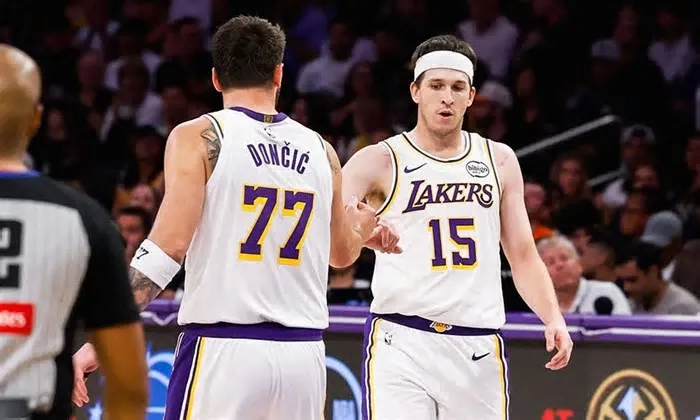 LeBron James ficou de fora do jogo por causa de uma contusão no cotovelo esquerdo. O astro de 41 anos se machucou na derrota ...