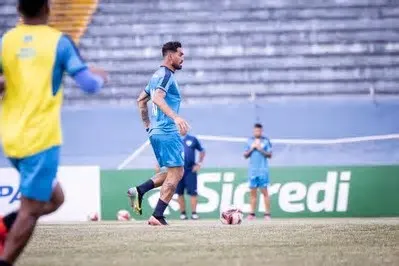 O atacante Gilberto deixou o gramado do estádio do Café visivelmente abatido após o vice-campeonato paranaense do Londrina, ...