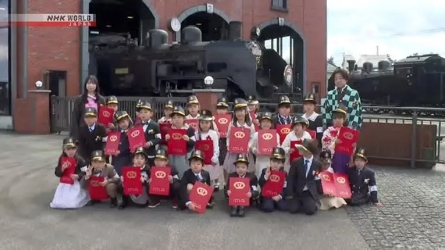 Crianças de uma creche na província de Tochigi, ao norte de Tóquio, comemoraram sua formatura de uma forma encantadoramente ...