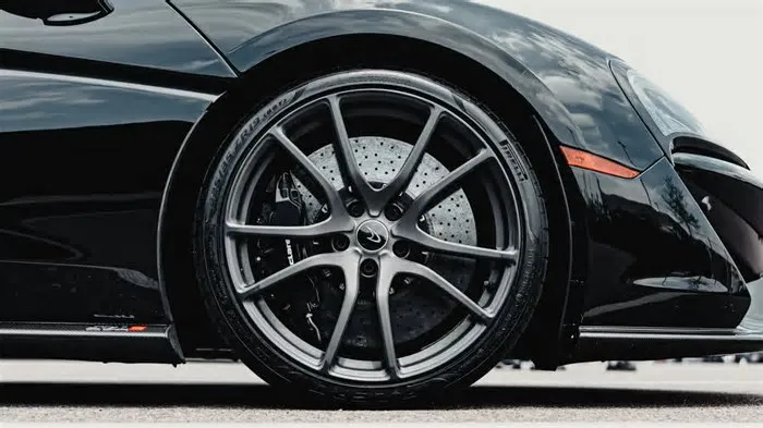 Goodyear e Pirelli apostam em tecnologia para criar "pneus inteligentes" que prometem revolucionar a segurança dos carros ...