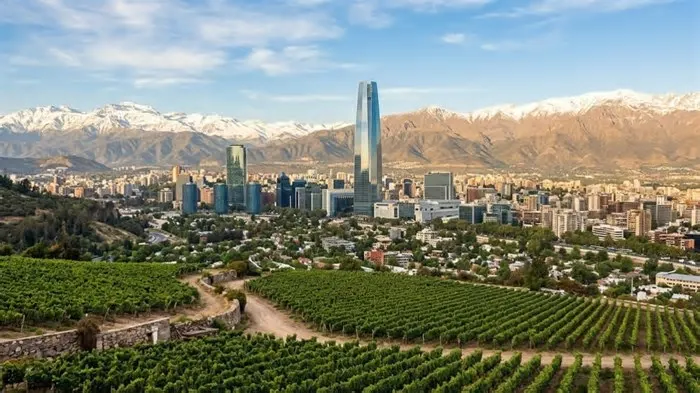 A 520 metros de altitude, espremida entre a Cordilheira dos Andes e a Cordilheira da Costa, Santiago mistura arranha-céus de ...