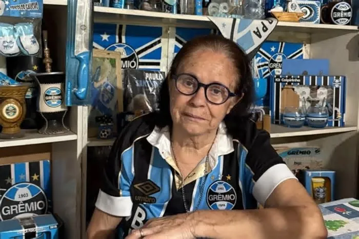 Gaúcha de 75 anos tem coleção de acervo intacto do Grêmio; psicóloga explica como o colecionismo atua como âncora emocional ...