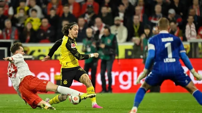 Fábio Silva, avançado português do Borussia Dortmund, lançou um canal de Youtube e esta segunda-feira publicou um vídeo em ...