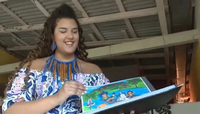 A artista plástica Alícia Bianca, de 19 anos, recebeu o prêmio pela obra intitulada 'A Ferida de Kopenawa', dedicada ao xamã ...
