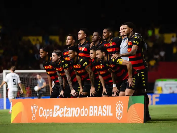 Grupo do Sport antes do jogo começar diante do Anápolis, pela Copa do Brasil - Foto: Paulo Paiva/SCR Em compromisso válido ...