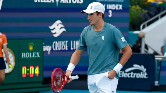 O brasileiro João Fonseca vai encarar o espanhol Carlos Alcaraz, número 1 do mundo, na segunda rodada do Miami Open. O ...