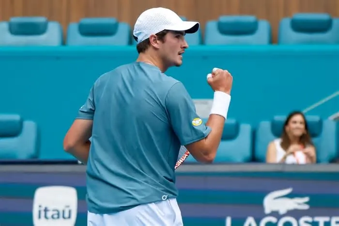 O carioca venceu o húngaro Fabian Marozsan, número 46 do mundo, por 2 x 1, com parciais de 4 x 6, 6 x 3 e 2 x 6 no Masters ...