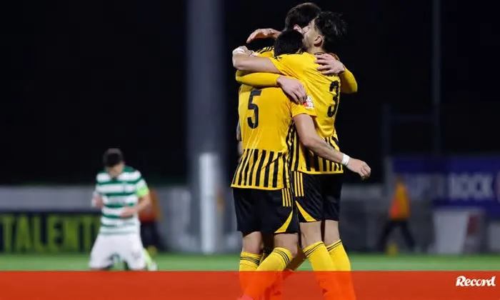 O Lusitânia de Lourosa recebeu, em Vila Nova de Gaia, e venceu este domingo por 1-0, o Sporting B, num encontro da 25.ª ...