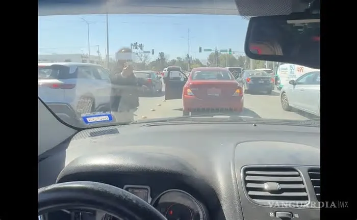 Un aparente malentendido al volante derivó en un altercado entre un conductor y una joven madre en calles de Saltillo. La ...