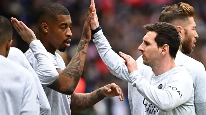 O ex-zagueiro do Paris Saint-Germain, Presnel Kimpembe, opinou sobre o eterno debate entre Lionel Messi e Cristiano Ronaldo ...
