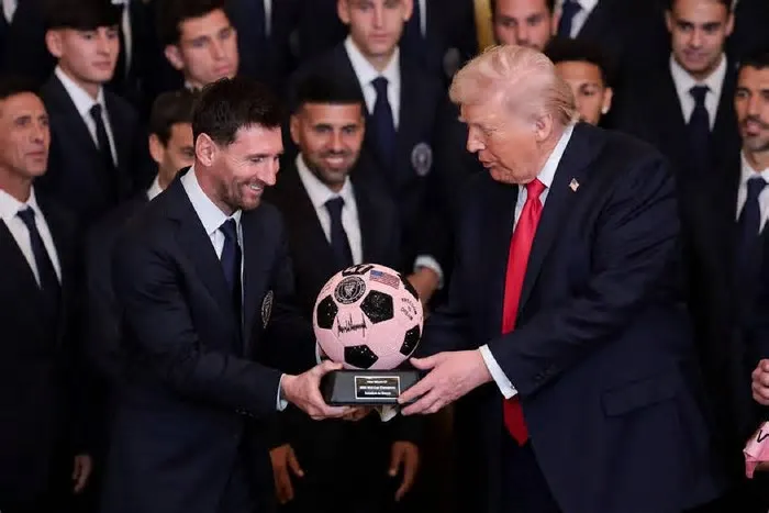 Lionel Messi entrega presente a Donald Trump, presidente dos Estados Unidos, em visita do Inter Miami à Casa Branca O craque ...