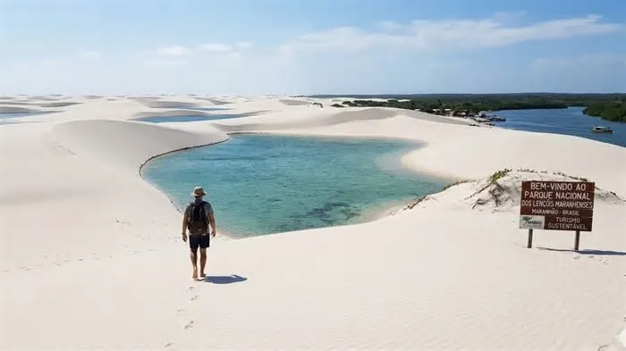 As dunas parecem lençóis brancos estendidos até onde a vista alcança, e entre elas brotam lagoas de água doce que ...