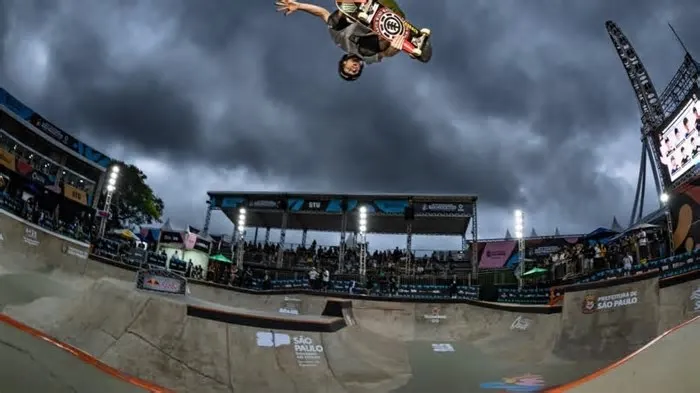 Já a final do Park feminino consagrou a britânica Sky Brown. E, mais uma vez, a chuva quase evitou que a prova fosse ...