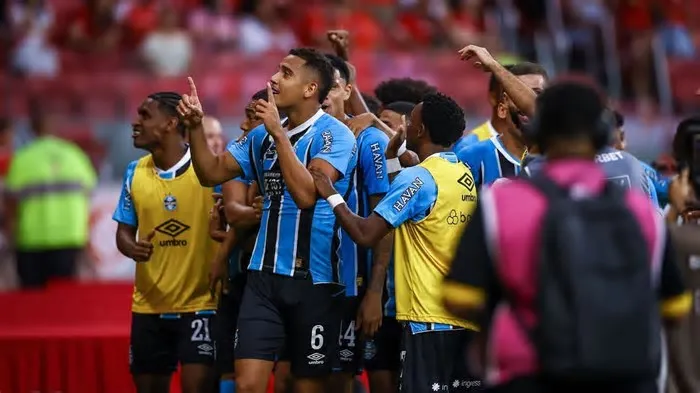 O Grêmio é o campeão gaúcho de 2026! O Tricolor empatou por 1 a 1 contra o Internacional neste domingo (8), no Beira-Rio, e ...