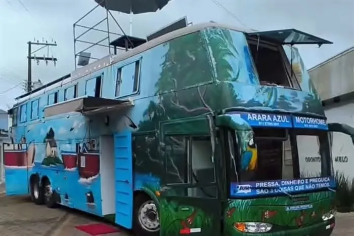 Um casal brasileiro decidiu transformar um ônibus em uma casa móvel com piscina, deck e energia solar e agora planeja viajar ...