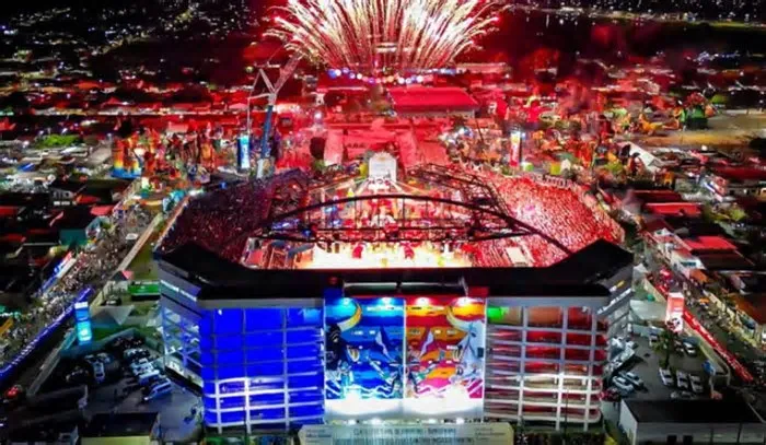 Em 2025, segundo o Governdo do Amazonas, o Festival de Parintins recebeu 120 mil visitantes e movimentou cerca de R$ 185 ...