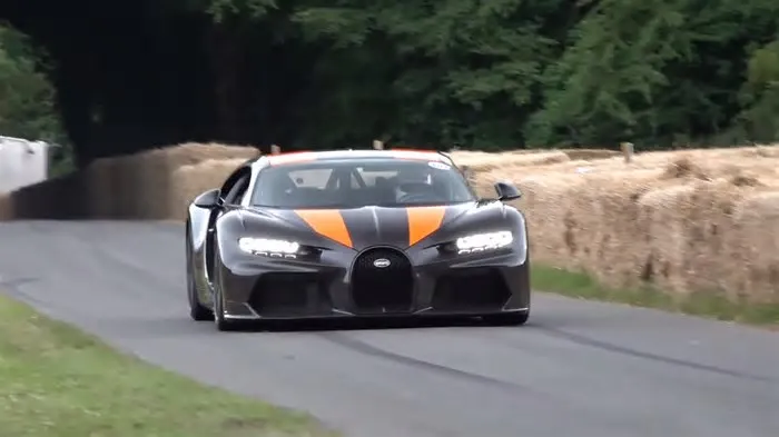 O Bugatti Chiron chama atenção no Festival de Goodwood ao atingir velocidades impressionantes diante de um público animado.
