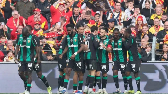 O Lens venceu o Metz por 3-0, conseguindo assim subir para apenas um ponto da liderança da Liga francesa, aproveitando a ...