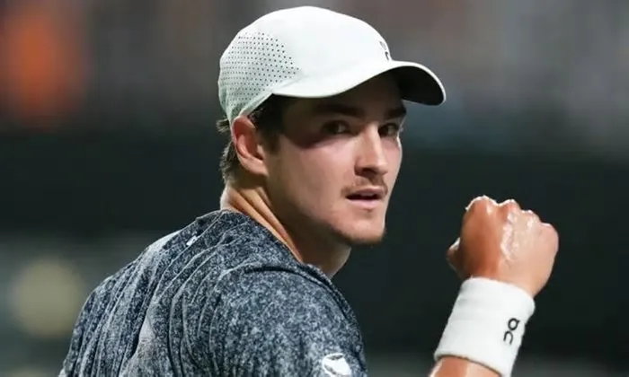 O brasileiro João Fonseca venceu o americano Tommy Paul por 2 sets a 0, com parciais de 6/2 e 6/3, em 1h22min. A partida ...