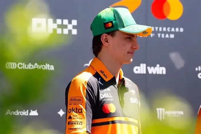 Explore a dinâmica da temporada de F1 de 2026 de Oscar Piastri na McLaren enquanto ele navega por tensões na equipe e ...