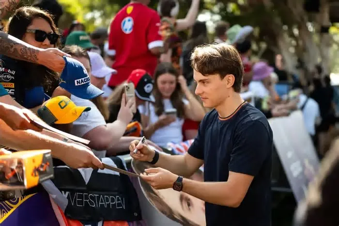 Junte-se a Oscar Piastri em sua busca pela vitória no Grande Prêmio da Austrália enquanto ele busca fazer história! Descubra ...