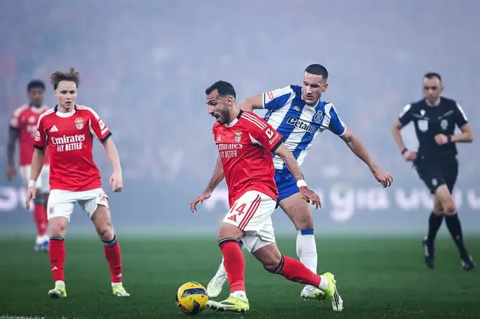 O líder FC Porto empatou este domingo (9 de março) na visita ao Benfica, na 25.ª jornada da I Liga portuguesa de futebol, num ...