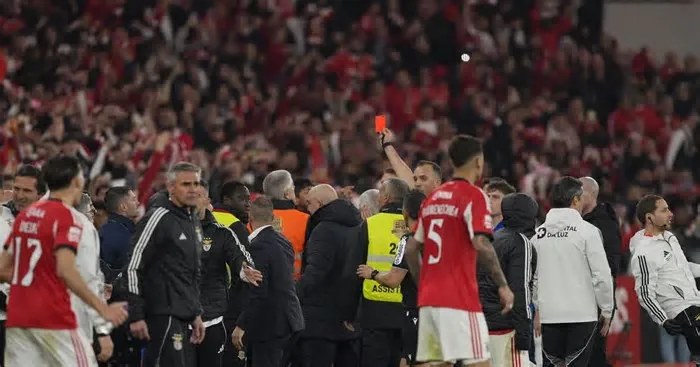 José Mourinho foi expulso do banco do Benfica, instantes após Leandro Barreiro ter empatado o clássico frente ao FC Porto, em ...