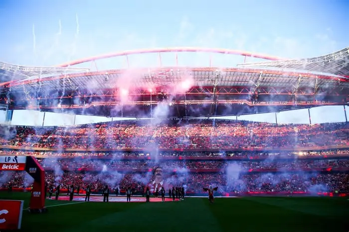 O clássico da Luz entre Benfica e FC Porto teve um pouco de tudo, com muita pirotecnia no relvado e nas bancadas. Dentro de ...