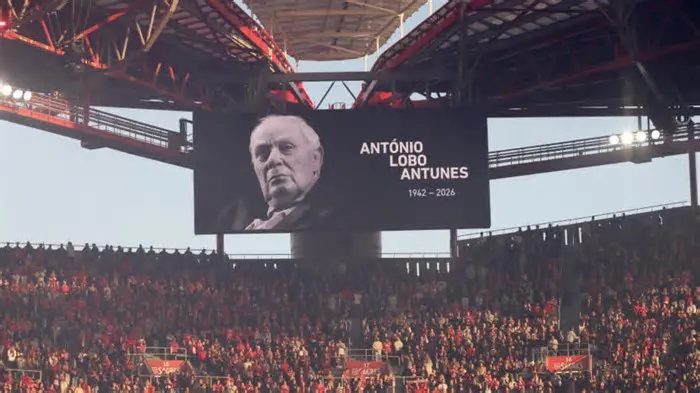 Os portistas optaram pelos insultos ao Benfica, acabando os restantes adeptos por bater palmas, tentando silenciar a atitude ...